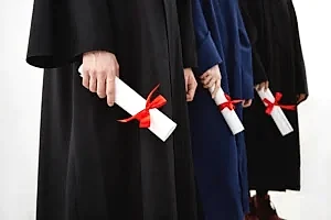 2024 yılı doçentlik başvuru şartları – Akademik jüri değerlendirmesi, gerekli belgeler ve puanlama kriterlerini simgeleyen akademik cübbe giymiş kişilerin diploma taşıdığı görsel.