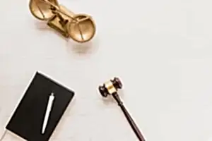 Adalet terazisi, hâkim tokmağı ve defter – Etik ihlal cezaları nelerdir?