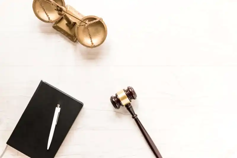 Adalet terazisi, hâkim tokmağı ve defter – Etik ihlal cezaları nelerdir?