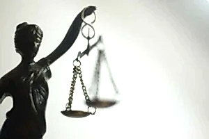 Adalet heykeli ve bireysel başvuru süreci temsili görsel.