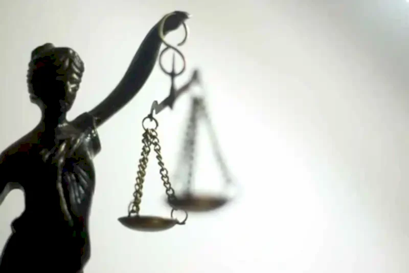 Adalet heykeli ve bireysel başvuru süreci temsili görsel.