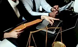 Yasal belgeleri ve dijital verileri inceleyerek doğru hukuki stratejileri belirleyen avukatların yer aldığı, adalet sembolleriyle zenginleştirilmiş görsel.