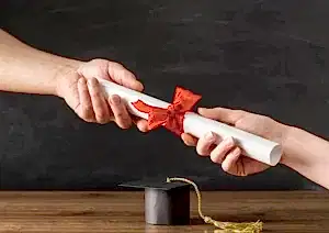 Kırmızı kurdeleli diplomayı teslim alan kişi – yurt dışı diploma denklik başvurusu reddine karşı açılan dava süreci.