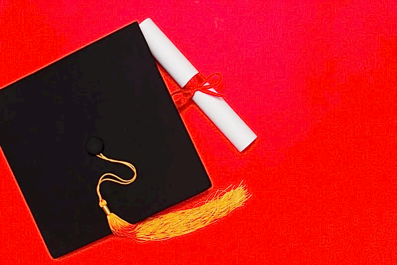 Kırmızı zemin üzerinde mezuniyet kepi ve diploma – diploma denklik davası ve akademik başvuru iptali hukuku.