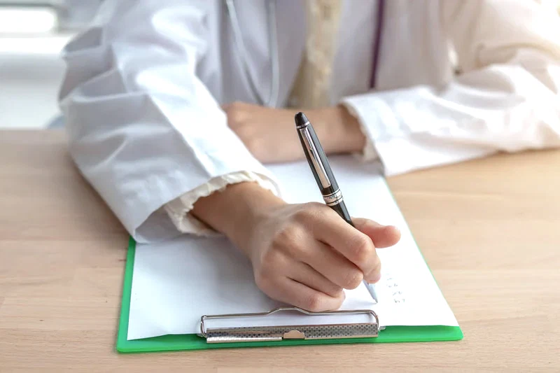 Doçentlik başvurusu sonrası değerlendirme süreci ve aşamaları ile uğraşan bir avukat.