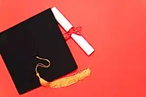 Kırmızı zemin üzerinde mezuniyet kepi ve diploma – doçentlik unvanı iptali, etik ihlal ve sahtecilik süreçleri.