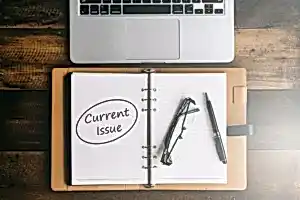 Müvekkil davalarında detaylı analiz ve stratejik planlama yapma sürecini temsil eden, bilgisayar ve not defteriyle çalışan bir profesyonel.