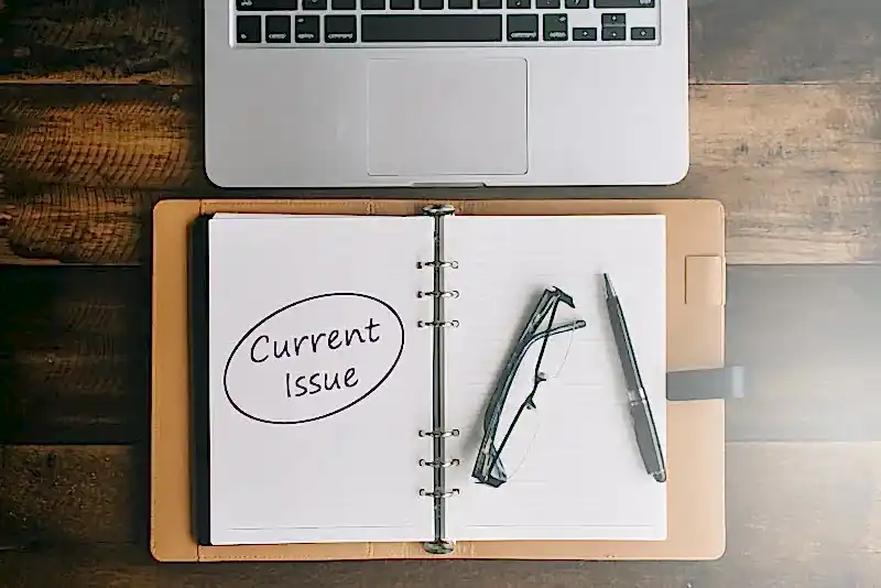 Müvekkil davalarında detaylı analiz ve stratejik planlama yapma sürecini temsil eden, bilgisayar ve not defteriyle çalışan bir profesyonel.