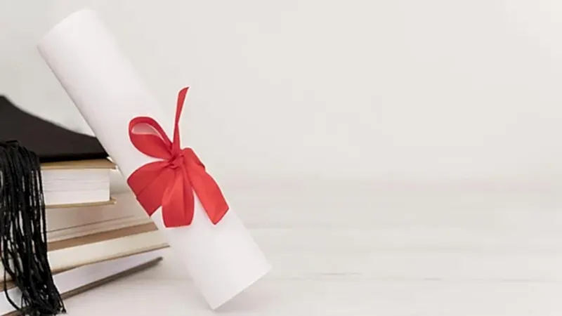 Beyaz bir arka plan üzerinde, kırmızı kurdeleyle bağlanmış bir diploma rulosu, yanında istiflenmiş kitaplar ve bir mezuniyet kepiyle akademik başarıyı temsil eden görsel.