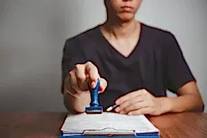 Yasal evrakların tasdik edilmesi, anlaşmaların onaylanması veya resmi süreçlerin tamamlanması konularında hukuki danışmanlık hizmetlerini anlatan fotoğraf.