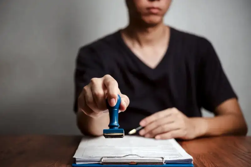 Yasal evrakların tasdik edilmesi, anlaşmaların onaylanması veya resmi süreçlerin tamamlanması konularında hukuki danışmanlık hizmetlerini anlatan fotoğraf.