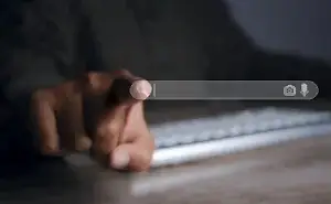 Arama çubuğuna dokunan parmak – 5651 sayılı Kanun kapsamında internetten içerik kaldırma ve erişimin engellenmesi süreci.