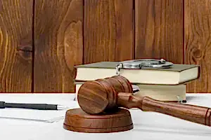 Masada yargı tokmağı, kitaplar ve kelepçe – idari işlemlerden doğan hukuki uyuşmazlıklar ve dava süreçleri.