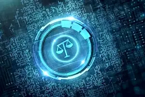 Dijital adalet terazisi ve internet dolandırıcılığına karşı hukuki süreç.