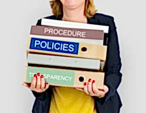 Bir profesyonelin elinde "PROCEDURE", "POLICIES" ve "TRANSPARENCY" etiketli dosya klasörlerini tuttuğu, kurumsal yönetim ve hukuki uyum süreçlerini temsil eden görsel.