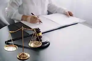 Mahkeme kararına itiraz süresi, adalet terazisi ve hukuk süreci görseli.