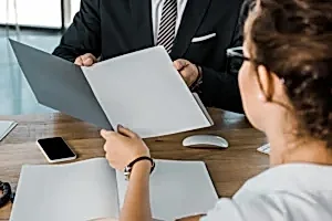 Stajyer avukat ile deneyimli avukat arasında soruşturma raporu değerlendirmesi – baro raporu hazırlama süreci örneği.