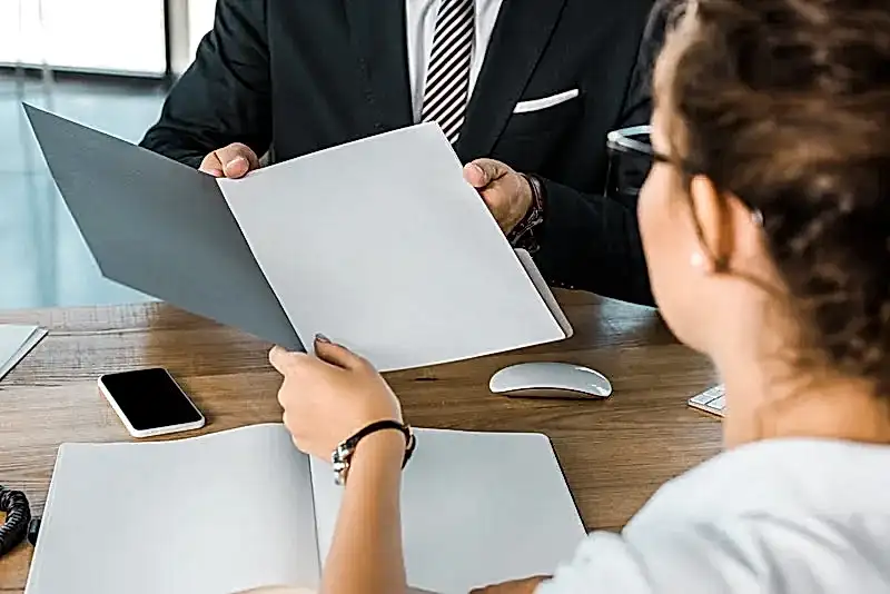 Stajyer avukat ile deneyimli avukat arasında soruşturma raporu değerlendirmesi – baro raporu hazırlama süreci örneği.