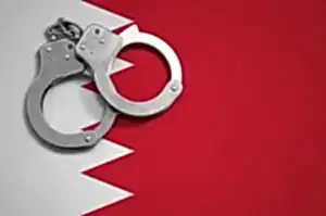 Kırmızı zemin üzerinde kelepçe – savcılığa suç duyurusu, şikayet dilekçesi hazırlama ve ceza soruşturması başlatma süreci.