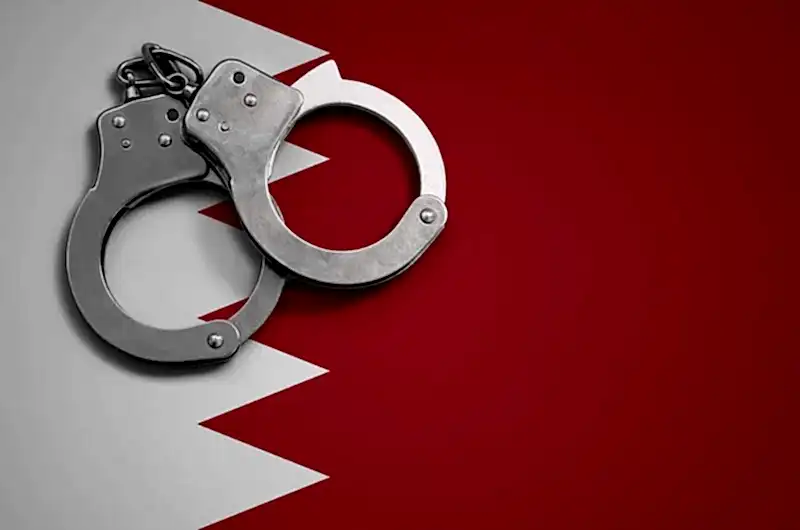 Kırmızı zemin üzerinde kelepçe – savcılığa suç duyurusu, şikayet dilekçesi hazırlama ve ceza soruşturması başlatma süreci.