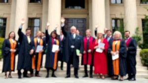 Mahkeme önünde zafer kazanan öğretim üyeleri grubu