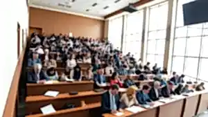 Üniversite sınav salonunda doçent adayları ve akademisyenler