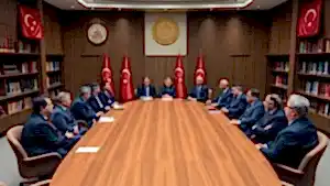 Üniversite rektörleri toplantı masasında görüşüyorlar.