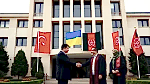 Anadolu Üniversitesi bayrakları ve akademik işbirliği.